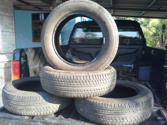 ขายยางสภาพใหม่มากเทียบๆป้ายแดง4เส้น มีตำหนิ1เส้น ของ บริดสโตนส์ 175/65R15 สปดาห์38ปี2013 สภาพสวยมาก มีตำหนิ1เส้นแถมไปเลยให้เป็นชุด ยางใช้งานไม่กี่พันโล ลูกค้าไม่ค่อยได้ใช้รถ เปลี่ยนแม็กใส่ยางหน้ากว้างแก้มเตี้ย รับรองดอกยางเยอะลายดอกเพียบใช้ยาวๆ สวยๆถูกมาก