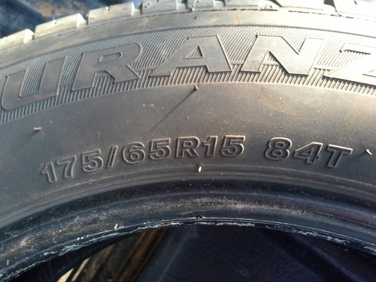 ขายยางสภาพใหม่มากเทียบๆป้ายแดง4เส้น มีตำหนิ1เส้น ของ บริดสโตนส์ 175/65R15 สปดาห์38ปี2013 สภาพสวยมาก มีตำหนิ1เส้นแถมไปเลยให้เป็นชุด ยางใช้งานไม่กี่พันโล ลูกค้าไม่ค่อยได้ใช้รถ เปลี่ยนแม็กใส่ยางหน้ากว้างแก้มเตี้ย รับรองดอกยางเยอะลายดอกเพียบใช้ยาวๆ สวยๆถูกมาก