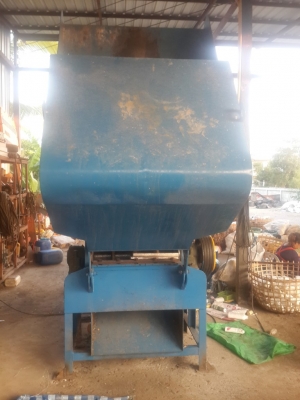 เครื่องโม่พลาสติก มอเตอร์ 30 แรง ปากโม่กว้าง 1.20 เมตร ใบมีดชุบแข็งยาว 30 นิ้ว 6 ใบ