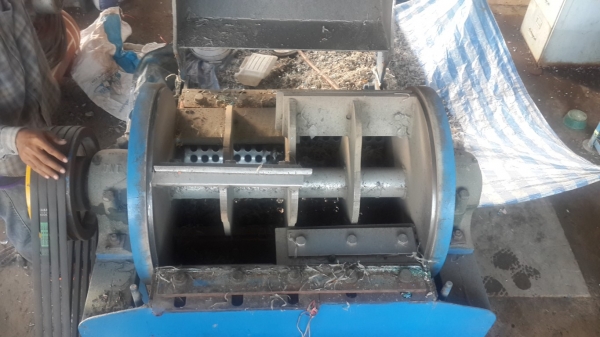 เครื่องโม่พลาสติก มอเตอร์ 30 แรง ปากโม่กว้าง 1.20 เมตร ใบมีดชุบแข็งยาว 30 นิ้ว 6 ใบ