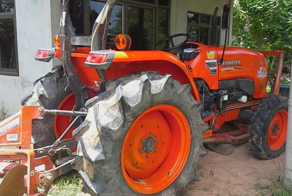 KUBOTA L4708 - 2 เพลา รถบอดี้สวยใช้งาน 2,400 ชม. เครื่องแรงดีไม่มีเยิ้ม ระบบเกียร์ใช้งานง่ายไม่มีหลุด อุปกรณ์ครบพร้อม มีใบดันหน้า ผานพรวน 5 ระบบไฮดรอลิกส์ไม่มีแตกเยิ้ม ช่วงล่างแน่น ยางสภาพดีประมาณ 60\% พร้อมใช้งานได้เลย เอกสารทะเบียนครบ ราคาต่อรองได้ครับ