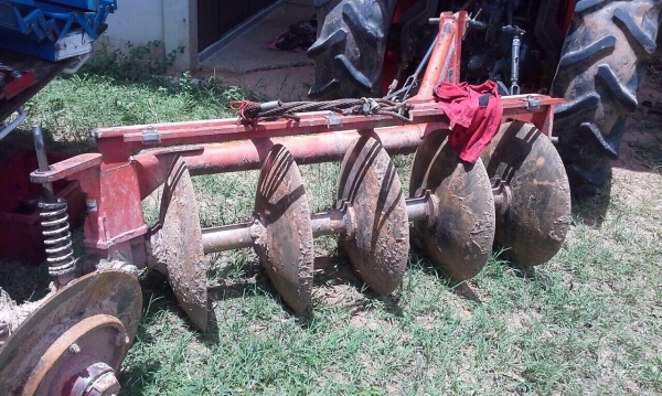 KUBOTA L4708 - 2 เพลา รถบอดี้สวยใช้งาน 2,400 ชม. เครื่องแรงดีไม่มีเยิ้ม ระบบเกียร์ใช้งานง่ายไม่มีหลุด อุปกรณ์ครบพร้อม มีใบดันหน้า ผานพรวน 5 ระบบไฮดรอลิกส์ไม่มีแตกเยิ้ม ช่วงล่างแน่น ยางสภาพดีประมาณ 60\% พร้อมใช้งานได้เลย เอกสารทะเบียนครบ ราคาต่อรองได้ครับ