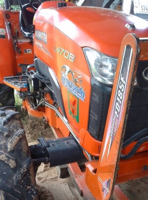 KUBOTA L4708 - 2 เพลา รถบอดี้สวยใช้งาน 2,400 ชม. เครื่องแรงดีไม่มีเยิ้ม ระบบเกียร์ใช้งานง่ายไม่มีหลุด อุปกรณ์ครบพร้อม มีใบดันหน้า ผานพรวน 5 ระบบไฮดรอลิกส์ไม่มีแตกเยิ้ม ช่วงล่างแน่น ยางสภาพดีประมาณ 60\% พร้อมใช้งานได้เลย เอกสารทะเบียนครบ ราคาต่อรองได้ครับ