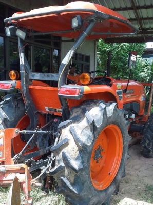 KUBOTA L4708 - 2 เพลา รถบอดี้สวยใช้งาน 2,400 ชม. เครื่องแรงดีไม่มีเยิ้ม ระบบเกียร์ใช้งานง่ายไม่มีหลุด อุปกรณ์ครบพร้อม มีใบดันหน้า ผานพรวน 5 ระบบไฮดรอลิกส์ไม่มีแตกเยิ้ม ช่วงล่างแน่น ยางสภาพดีประมาณ 60\% พร้อมใช้งานได้เลย เอกสารทะเบียนครบ ราคาต่อรองได้ครับ