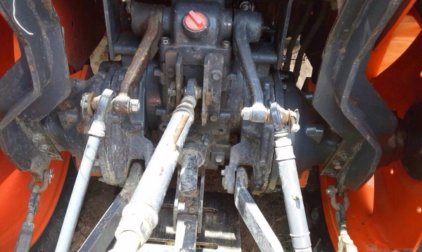 KUBOTA L4708 - 2 เพลา รถบอดี้สวยใช้งาน 2,400 ชม. เครื่องแรงดีไม่มีเยิ้ม ระบบเกียร์ใช้งานง่ายไม่มีหลุด อุปกรณ์ครบพร้อม มีใบดันหน้า ผานพรวน 5 ระบบไฮดรอลิกส์ไม่มีแตกเยิ้ม ช่วงล่างแน่น ยางสภาพดีประมาณ 60\% พร้อมใช้งานได้เลย เอกสารทะเบียนครบ ราคาต่อรองได้ครับ