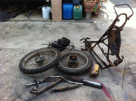 อะไหล่เก่า DT100 หมดกองตามสภาพ 1900