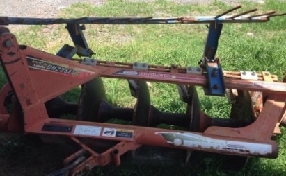 รถไถแชมป์ CHAMP CX 484 - 2 เพลา รถสวยสภาพดีมากครับ อุปกรณ์ครบพร้อม มีใบดันหน้า ผานพรวนดิน 5 เครื่องยนต์แน่นดีแรงดีไม่มีเยิ้ม ระบบเกียร์เดินหน้า 6 ถอยหลัง 6 ใช้งานง่ายไม่มีหลุด ระบบไฮดรอลิกส์ไม่มีแตกเยิ้ม ช่วงล่างแน่นหนึบ ยางสภาพดี 4 เส้นประมาณ 65\% พร้อมใช