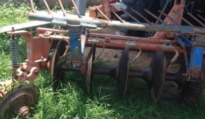 รถไถแชมป์ CHAMP CX 484 - 2 เพลา รถสวยสภาพดีมากครับ อุปกรณ์ครบพร้อม มีใบดันหน้า ผานพรวนดิน 5 เครื่องยนต์แน่นดีแรงดีไม่มีเยิ้ม ระบบเกียร์เดินหน้า 6 ถอยหลัง 6 ใช้งานง่ายไม่มีหลุด ระบบไฮดรอลิกส์ไม่มีแตกเยิ้ม ช่วงล่างแน่นหนึบ ยางสภาพดี 4 เส้นประมาณ 65\% พร้อมใช