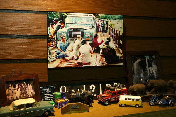 ภาพในหลวงทรงนั่งพิงรถแลนด์โรเวอร์บนสะพานไม้