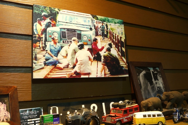 ภาพในหลวงทรงนั่งพิงรถแลนด์โรเวอร์บนสะพานไม้ ภาพในหลวงทรงนั่งพิงรถแลนด์โรเวอร์บนสะพานไม้