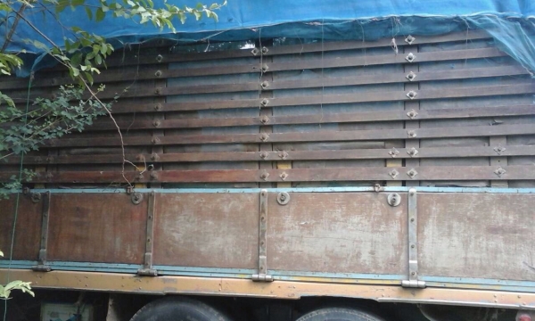 ISUZU TX 185 HP 6BF1 รถหัวยาว 10 ล้อเพลาเดียว กระบะคอกไม้ความยาว 6 เมตรสภาพดีพร้อมบรรทุกหนักได้เลยครับ เครื่องยนต์ 185 แรงลงเล่มครบพร้อม เครื่องแน่นดีแรงดีไม่เยิ้ม ภายในเก๋งคอนโซลครบพร้อม พวงมาลัยธรรมดา ระบบเบรคทริ๊ปฟี้ ช่วงล่างชุดเฟืองกับเพลาท้ายใหญ่ของ