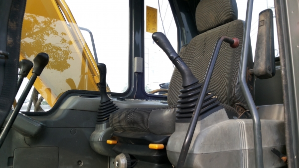 ขายด่วนรถแม็คโคร KOMATSU PC130-6K ซีเรียนสูงชั่วโม่งน้อยมีลายหัวแทก รถนอกนำเข้ายังไม่เคยใช้งานในเมืองไทยเลย ขายด่วนรถแม็คโคร KOMATSU PC130-6K ซีเรียนสูงชั่วโม่งน้อยมีลายหัวแทก รถนอกนำเข้ายังไม่เคยใช้งานในเมืองไทยเลย