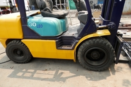 รถหลุดจำนำ โฟลคลีฟ ครื่องดีเซลยกใด้3ตัน KOMATSU FG300