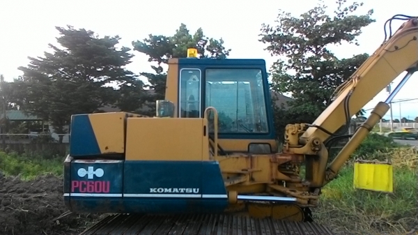ขาย รถขุด Komatsu PC60U-5 ,ยังไม่ใช้บ้านเรา ชั่วโมงทำงานน้อย 3,181 ช.ม.550,000 บาท สภาพสวยพร้อมใช้งาน แทร็คพิเศษ ใบแทร็ค 60 cm. เครื่องดี ปั๊มแรง เอวแน่น  ช่วงล่างเต็ม เฟรมสวย อาร์มเลี้ยวได้ ห้องเก๋งครบ ปัดน้ำฝนใช้ได้ สนใจสอบถามได้ครับ 0865398263