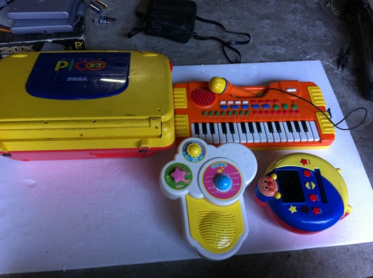 ชุดของเล่น 4 ชิ้น คีย์บอร์ดเล่นเหมือนเครื่องใหญ่ มีชุดต่อกับทีวี เพลงกล่อนเด็ก ตามภาพ ดีทุกชิ้นเล่นได้ทุกตัว  200 บาท