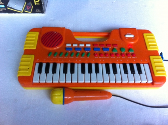 ชุดของเล่น 4 ชิ้น คีย์บอร์ดเล่นเหมือนเครื่องใหญ่ มีชุดต่อกับทีวี เพลงกล่อนเด็ก ตามภาพ ดีทุกชิ้นเล่นได้ทุกตัว  200 บาท