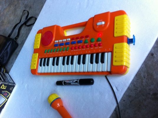 ชุดของเล่น 4 ชิ้น คีย์บอร์ดเล่นเหมือนเครื่องใหญ่ มีชุดต่อกับทีวี เพลงกล่อนเด็ก ตามภาพ ดีทุกชิ้นเล่นได้ทุกตัว  200 บาท