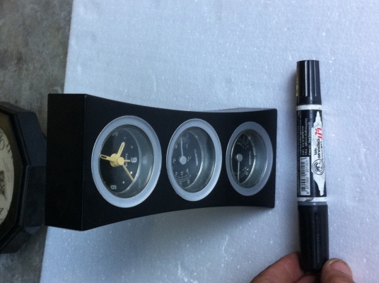 ชุดวัดอุณหภูมิ ความชื่น และนาฬิกาสามารถตั้งปลุกได้ด้วย ในเครื่องเดี่ยวกัน อันละ 200 บาท