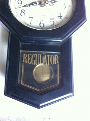 นาฬิกาติดผนังทรงโบราณแต่เป็นพลาสติก มีก้านเคลื่อนไหวไปมาได้