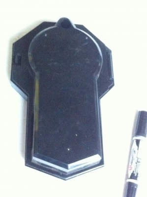 นาฬิกาติดผนังทรงโบราณแต่เป็นพลาสติก มีก้านเคลื่อนไหวไปมาได้