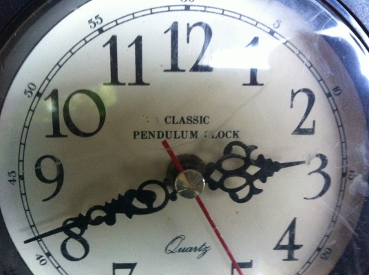 นาฬิกาติดผนังทรงโบราณแต่เป็นพลาสติก มีก้านเคลื่อนไหวไปมาได้