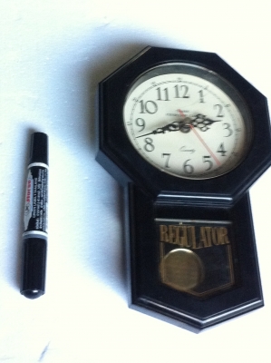 นาฬิกาติดผนังทรงโบราณแต่เป็นพลาสติก มีก้านเคลื่อนไหวไปมาได้