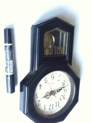 นาฬิกาติดผนังทรงโบราณแต่เป็นพลาสติก มีก้านเคลื่อนไหวไปมาได้