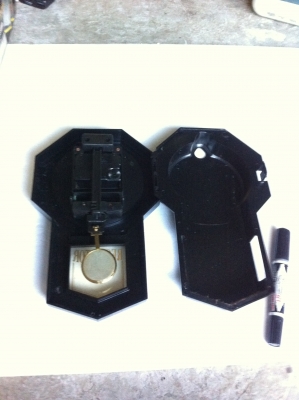 นาฬิกาติดผนังทรงโบราณแต่เป็นพลาสติก มีก้านเคลื่อนไหวไปมาได้