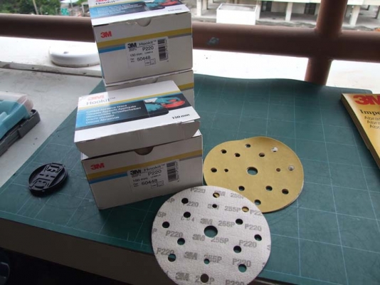 กระดาษทรายกลมขัดแห้งขนาด 6 นิ้ว 15 รู หลังกำมะหยี่ เบอร์ 220 ของ 3M