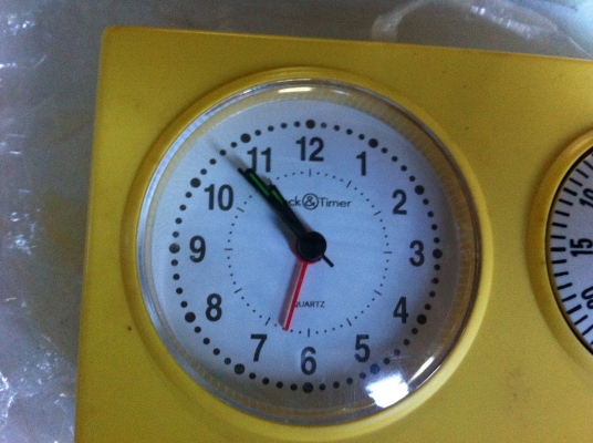 นาฬิกา และตัวตั้งเวลาแบบหมุนย้อนกลับ ใช้เตือนเวลาทำอะไรในครัว