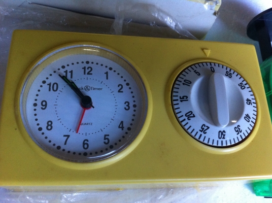 นาฬิกา และตัวตั้งเวลาแบบหมุนย้อนกลับ ใช้เตือนเวลาทำอะไรในครัว