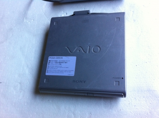 เครื่องเล่น CD-ROM ยี่ห้อ SONY   เชื่อมต่อผ่าน PCGA  (มีสอง เครื่อง )