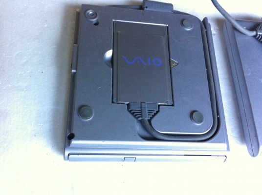 เครื่องเล่น CD-ROM ยี่ห้อ SONY   เชื่อมต่อผ่าน PCGA  (มีสอง เครื่อง )