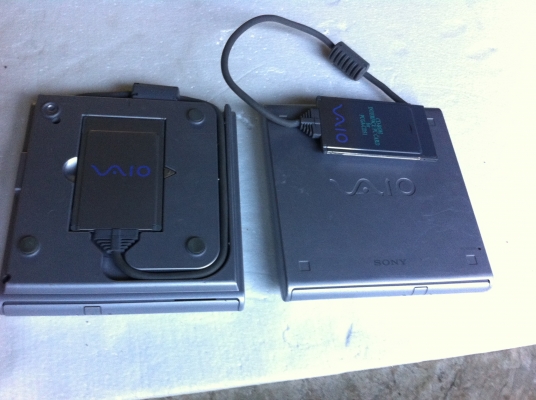 เครื่องเล่น CD-ROM ยี่ห้อ SONY   เชื่อมต่อผ่าน PCGA  (มีสอง เครื่อง )