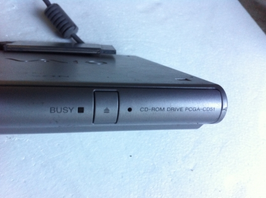 เครื่องเล่น CD-ROM ยี่ห้อ SONY   เชื่อมต่อผ่าน PCGA  (มีสอง เครื่อง )