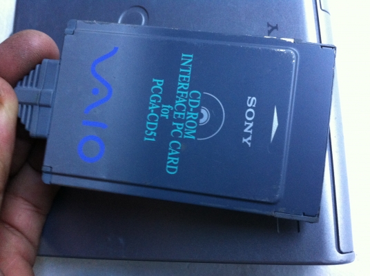 เครื่องเล่น CD-ROM ยี่ห้อ SONY   เชื่อมต่อผ่าน PCGA  (มีสอง เครื่อง )