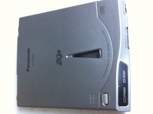 เครื่องเล่น CD-ROM แบบพกพา ยี่ห้อ PANASONIC  ของใหม่มีหม้อแปลงและแผ่นลงคอมครบ