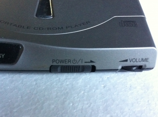 เครื่องเล่น CD-ROM แบบพกพา ยี่ห้อ PANASONIC  ของใหม่มีหม้อแปลงและแผ่นลงคอมครบ