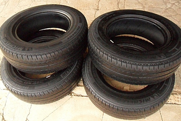 ยางรถกระบะขอบ15  มิชลิน205-70-R15(4เส้น1,900บ)
