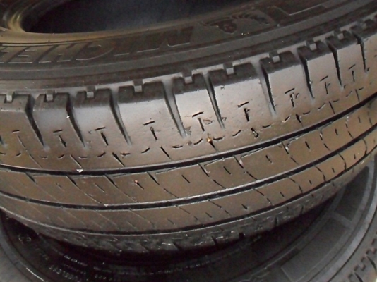 ยางรถกระบะขอบ15  มิชลิน205-70-R15(4เส้น1,900บ)