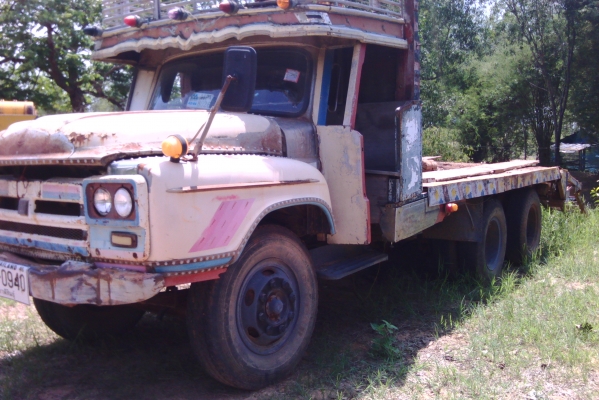 ขายสิบล้อ หัวยาว สองเพลามิตซูบิซิ มีชโลร์ ขึ้น,120 กับรถเกี่ยวอยู่ครับ มีบรรไดขึ้นรถเกี่ยวทะเบียนมีขาด,3ปี