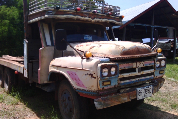 ขายสิบล้อ หัวยาว สองเพลามิตซูบิซิ มีชโลร์ ขึ้น,120 กับรถเกี่ยวอยู่ครับ มีบรรไดขึ้นรถเกี่ยวทะเบียนมีขาด,3ปี