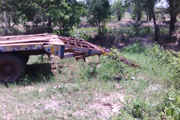 ขายสิบล้อ หัวยาว สองเพลามิตซูบิซิ มีชโลร์ ขึ้น,120 กับรถเกี่ยวอยู่ครับ มีบรรไดขึ้นรถเกี่ยวทะเบียนมีขาด,3ปี