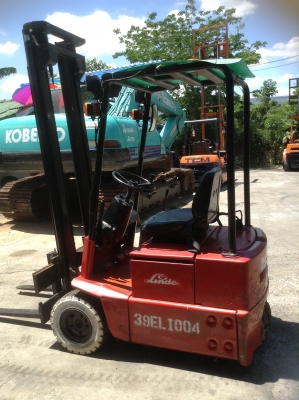 +++ ขายรถโฟล์คลิฟท์ไฟฟ้านั่งขับ  3  ล้อ  LINDE  ขนาด 1  ตัน  เสา  3.5  เมตร  แบตเตอรี่  24  โวลต์  ยางตัน
