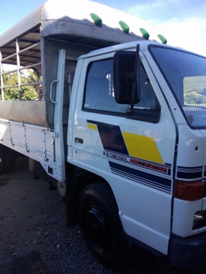 ขายรถหกล้อ115แท้รถห้างยาว5เมตร ยางดี คัสซีสวย เครื่องดีมาก    พร้อมหลังคาสวยๆ พื้นกระบะปูเหล็กตีนเป็ด สภาพพร้อมใช้มาก เกียสั้นรถปี93