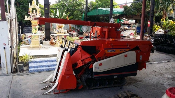 รถเกี่ยวข้าวพร้อมนวดข้าวในตัว แบบนั่งขับ เก่าญี่ปุ่น KUBOTA  รุ่น N1-131 สภาพสวย มีท่อส่งข้าว