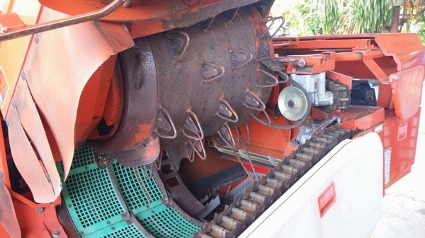 รถเกี่ยวข้าวพร้อมนวดข้าวในตัว แบบนั่งขับ เก่าญี่ปุ่น KUBOTA  รุ่น N1-131 สภาพสวย มีท่อส่งข้าว