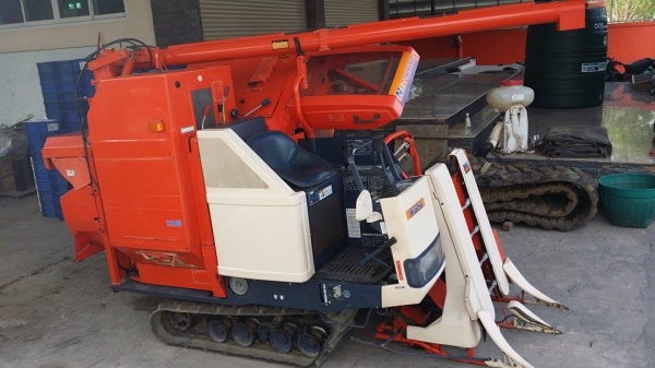 รถเกี่ยวข้าวพร้อมนวดข้าวในตัว แบบนั่งขับ เก่าญี่ปุ่น KUBOTA  รุ่น N1-131 สภาพสวย มีท่อส่งข้าว