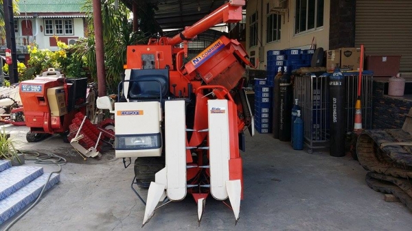 รถเกี่ยวข้าวพร้อมนวดข้าวในตัว แบบนั่งขับ เก่าญี่ปุ่น KUBOTA  รุ่น N1-131 สภาพสวย มีท่อส่งข้าว