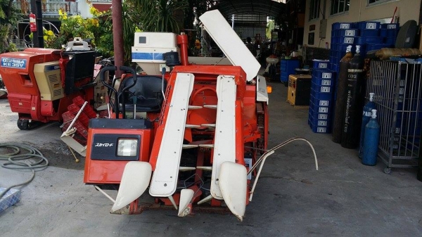 รถเกี่ยวข้าวพร้อมนวดข้าวในตัว แบบนั่งขับ เก่าญี่ปุ่น KUBOTA  รุ่น RX900 สภาพสวย